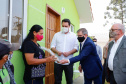 O governador Carlos Massa Ratinho Junior entregou nesta sexta-feira (4) as chaves de novas moradias para 53 famílias de Rebouças, na Região Centro-Sul do Estado. As casas fazem parte do programa Nossa Gente Paraná, destinado a pessoas em situação de vulnerabilidade social e são repassadas de graça. Ao todo, 165 pessoas serão beneficiadas diretamente.