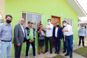 O governador Carlos Massa Ratinho Junior entregou nesta sexta-feira (4) as chaves de novas moradias para 53 famílias de Rebouças, na Região Centro-Sul do Estado. As casas fazem parte do programa Nossa Gente Paraná, destinado a pessoas em situação de vulnerabilidade social e são repassadas de graça. Ao todo, 165 pessoas serão beneficiadas diretamente.