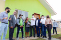 O governador Carlos Massa Ratinho Junior entregou nesta sexta-feira (4) as chaves de novas moradias para 53 famílias de Rebouças, na Região Centro-Sul do Estado. As casas fazem parte do programa Nossa Gente Paraná, destinado a pessoas em situação de vulnerabilidade social e são repassadas de graça. Ao todo, 165 pessoas serão beneficiadas diretamente.