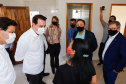 O governador Carlos Massa Ratinho Junior entregou nesta sexta-feira (4) as chaves de novas moradias para 53 famílias de Rebouças, na Região Centro-Sul do Estado. As casas fazem parte do programa Nossa Gente Paraná, destinado a pessoas em situação de vulnerabilidade social e são repassadas de graça. Ao todo, 165 pessoas serão beneficiadas diretamente.