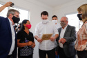 O governador Carlos Massa Ratinho Junior entregou nesta sexta-feira (4) as chaves de novas moradias para 53 famílias de Rebouças, na Região Centro-Sul do Estado. As casas fazem parte do programa Nossa Gente Paraná, destinado a pessoas em situação de vulnerabilidade social e são repassadas de graça. Ao todo, 165 pessoas serão beneficiadas diretamente.