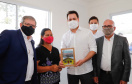 O governador Carlos Massa Ratinho Junior entregou nesta sexta-feira (4) as chaves de novas moradias para 53 famílias de Rebouças, na Região Centro-Sul do Estado. As casas fazem parte do programa Nossa Gente Paraná, destinado a pessoas em situação de vulnerabilidade social e são repassadas de graça. Ao todo, 165 pessoas serão beneficiadas diretamente.