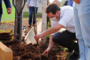 O governador Carlos Massa Ratinho Junior entregou nesta sexta-feira (4) as chaves de novas moradias para 53 famílias de Rebouças, na Região Centro-Sul do Estado. As casas fazem parte do programa Nossa Gente Paraná, destinado a pessoas em situação de vulnerabilidade social e são repassadas de graça. Ao todo, 165 pessoas serão beneficiadas diretamente.