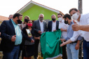 O governador Carlos Massa Ratinho Junior entregou nesta sexta-feira (4) as chaves de novas moradias para 53 famílias de Rebouças, na Região Centro-Sul do Estado. As casas fazem parte do programa Nossa Gente Paraná, destinado a pessoas em situação de vulnerabilidade social e são repassadas de graça. Ao todo, 165 pessoas serão beneficiadas diretamente.