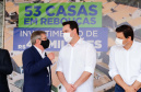 O governador Carlos Massa Ratinho Junior entregou nesta sexta-feira (4) as chaves de novas moradias para 53 famílias de Rebouças, na Região Centro-Sul do Estado. As casas fazem parte do programa Nossa Gente Paraná, destinado a pessoas em situação de vulnerabilidade social e são repassadas de graça. Ao todo, 165 pessoas serão beneficiadas diretamente.