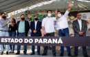 O governador Carlos Massa Ratinho Junior entregou nesta sexta-feira (4) as chaves de novas moradias para 53 famílias de Rebouças, na Região Centro-Sul do Estado. As casas fazem parte do programa Nossa Gente Paraná, destinado a pessoas em situação de vulnerabilidade social e são repassadas de graça. Ao todo, 165 pessoas serão beneficiadas diretamente.