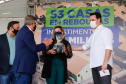 O governador Carlos Massa Ratinho Junior entregou nesta sexta-feira (4) as chaves de novas moradias para 53 famílias de Rebouças, na Região Centro-Sul do Estado. As casas fazem parte do programa Nossa Gente Paraná, destinado a pessoas em situação de vulnerabilidade social e são repassadas de graça. Ao todo, 165 pessoas serão beneficiadas diretamente.