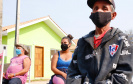 O governador Carlos Massa Ratinho Junior entregou nesta sexta-feira (4) as chaves de novas moradias para 53 famílias de Rebouças, na Região Centro-Sul do Estado. As casas fazem parte do programa Nossa Gente Paraná, destinado a pessoas em situação de vulnerabilidade social e são repassadas de graça. Ao todo, 165 pessoas serão beneficiadas diretamente.