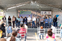 O governador Carlos Massa Ratinho Junior entregou nesta sexta-feira (4) as chaves de novas moradias para 53 famílias de Rebouças, na Região Centro-Sul do Estado. As casas fazem parte do programa Nossa Gente Paraná, destinado a pessoas em situação de vulnerabilidade social e são repassadas de graça. Ao todo, 165 pessoas serão beneficiadas diretamente.