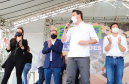 O governador Carlos Massa Ratinho Junior entregou nesta sexta-feira (4) as chaves de novas moradias para 53 famílias de Rebouças, na Região Centro-Sul do Estado. As casas fazem parte do programa Nossa Gente Paraná, destinado a pessoas em situação de vulnerabilidade social e são repassadas de graça. Ao todo, 165 pessoas serão beneficiadas diretamente.
