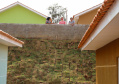O governador Carlos Massa Ratinho Junior entregou nesta sexta-feira (4) as chaves de novas moradias para 53 famílias de Rebouças, na Região Centro-Sul do Estado. As casas fazem parte do programa Nossa Gente Paraná, destinado a pessoas em situação de vulnerabilidade social e são repassadas de graça. Ao todo, 165 pessoas serão beneficiadas diretamente.