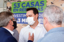 O governador Carlos Massa Ratinho Junior entregou nesta sexta-feira (4) as chaves de novas moradias para 53 famílias de Rebouças, na Região Centro-Sul do Estado. As casas fazem parte do programa Nossa Gente Paraná, destinado a pessoas em situação de vulnerabilidade social e são repassadas de graça. Ao todo, 165 pessoas serão beneficiadas diretamente.