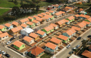 O governador Carlos Massa Ratinho Junior entregou nesta sexta-feira (4) as chaves de novas moradias para 53 famílias de Rebouças, na Região Centro-Sul do Estado. As casas fazem parte do programa Nossa Gente Paraná, destinado a pessoas em situação de vulnerabilidade social e são repassadas de graça. Ao todo, 165 pessoas serão beneficiadas diretamente.