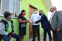 O governador Carlos Massa Ratinho Junior entregou nesta sexta-feira (4) as chaves de novas moradias para 53 famílias de Rebouças, na Região Centro-Sul do Estado. As casas fazem parte do programa Nossa Gente Paraná, destinado a pessoas em situação de vulnerabilidade social e são repassadas de graça. Ao todo, 165 pessoas serão beneficiadas diretamente.