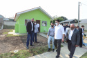 O governador Carlos Massa Ratinho Junior entregou nesta sexta-feira (4) as chaves de novas moradias para 53 famílias de Rebouças, na Região Centro-Sul do Estado. As casas fazem parte do programa Nossa Gente Paraná, destinado a pessoas em situação de vulnerabilidade social e são repassadas de graça. Ao todo, 165 pessoas serão beneficiadas diretamente.
