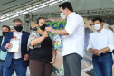 O governador Carlos Massa Ratinho Junior entregou nesta sexta-feira (4) as chaves de novas moradias para 53 famílias de Rebouças, na Região Centro-Sul do Estado. As casas fazem parte do programa Nossa Gente Paraná, destinado a pessoas em situação de vulnerabilidade social e são repassadas de graça. Ao todo, 165 pessoas serão beneficiadas diretamente.