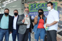 O governador Carlos Massa Ratinho Junior entregou nesta sexta-feira (4) as chaves de novas moradias para 53 famílias de Rebouças, na Região Centro-Sul do Estado. As casas fazem parte do programa Nossa Gente Paraná, destinado a pessoas em situação de vulnerabilidade social e são repassadas de graça. Ao todo, 165 pessoas serão beneficiadas diretamente.