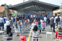 O governador Carlos Massa Ratinho Junior entregou nesta sexta-feira (4) as chaves de novas moradias para 53 famílias de Rebouças, na Região Centro-Sul do Estado. As casas fazem parte do programa Nossa Gente Paraná, destinado a pessoas em situação de vulnerabilidade social e são repassadas de graça. Ao todo, 165 pessoas serão beneficiadas diretamente.