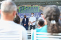 O governador Carlos Massa Ratinho Junior entregou nesta sexta-feira (4) as chaves de novas moradias para 53 famílias de Rebouças, na Região Centro-Sul do Estado. As casas fazem parte do programa Nossa Gente Paraná, destinado a pessoas em situação de vulnerabilidade social e são repassadas de graça. Ao todo, 165 pessoas serão beneficiadas diretamente.