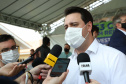b\O governador Carlos Massa Ratinho Junior entregou nesta sexta-feira (4) as chaves de novas moradias para 53 famílias de Rebouças, na Região Centro-Sul do Estado. As casas fazem parte do programa Nossa Gente Paraná, destinado a pessoas em situação de vulnerabilidade social e são repassadas de graça. Ao todo, 165 pessoas serão beneficiadas diretamente.