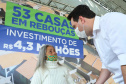 O governador Carlos Massa Ratinho Junior entregou nesta sexta-feira (4) as chaves de novas moradias para 53 famílias de Rebouças, na Região Centro-Sul do Estado. As casas fazem parte do programa Nossa Gente Paraná, destinado a pessoas em situação de vulnerabilidade social e são repassadas de graça. Ao todo, 165 pessoas serão beneficiadas diretamente.