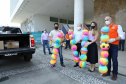 Uma longa e animada fila de carros, todos equipados com bolas, bonecas e os mais diferentes e coloridos brinquedos, deu início à campanha solidária Paraná Piá. O primeiro evento de arrecadação foi um Drive Thru organizado pela Secretaria de Estado do Desenvolvimento Urbano, nesta sexta-feira (11), em frente ao Palácio Iguaçu.
