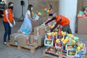 Uma longa e animada fila de carros, todos equipados com bolas, bonecas e os mais diferentes e coloridos brinquedos, deu início à campanha solidária Paraná Piá. O primeiro evento de arrecadação foi um Drive Thru organizado pela Secretaria de Estado do Desenvolvimento Urbano, nesta sexta-feira (11), em frente ao Palácio Iguaçu.
