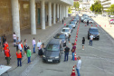 Uma longa e animada fila de carros, todos equipados com bolas, bonecas e os mais diferentes e coloridos brinquedos, deu início à campanha solidária Paraná Piá. O primeiro evento de arrecadação foi um Drive Thru organizado pela Secretaria de Estado do Desenvolvimento Urbano, nesta sexta-feira (11), em frente ao Palácio Iguaçu.
