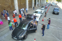 Uma longa e animada fila de carros, todos equipados com bolas, bonecas e os mais diferentes e coloridos brinquedos, deu início à campanha solidária Paraná Piá. O primeiro evento de arrecadação foi um Drive Thru organizado pela Secretaria de Estado do Desenvolvimento Urbano, nesta sexta-feira (11), em frente ao Palácio Iguaçu.
