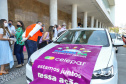Uma longa e animada fila de carros, todos equipados com bolas, bonecas e os mais diferentes e coloridos brinquedos, deu início à campanha solidária Paraná Piá. O primeiro evento de arrecadação foi um Drive Thru organizado pela Secretaria de Estado do Desenvolvimento Urbano, nesta sexta-feira (11), em frente ao Palácio Iguaçu.
