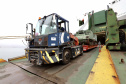 O Porto de Paranaguá recebeu nesta terça-feira (15) uma remessa de 30 tanques blindados, doados pelos Estados Unidos ao Exército Brasileiro. A operação especial foi organizada pela empresa Portos do Paraná, em conjunto com representantes do Comando da 5a Região Militar e da empresa Marcon Logística Portuária. Os veículos vieram de Galveston, Texas, para serem usados em treinamento, combate e defesa.
