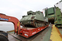 O Porto de Paranaguá recebeu nesta terça-feira (15) uma remessa de 30 tanques blindados, doados pelos Estados Unidos ao Exército Brasileiro. A operação especial foi organizada pela empresa Portos do Paraná, em conjunto com representantes do Comando da 5a Região Militar e da empresa Marcon Logística Portuária. Os veículos vieram de Galveston, Texas, para serem usados em treinamento, combate e defesa.
