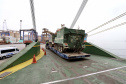 O Porto de Paranaguá recebeu nesta terça-feira (15) uma remessa de 30 tanques blindados, doados pelos Estados Unidos ao Exército Brasileiro. A operação especial foi organizada pela empresa Portos do Paraná, em conjunto com representantes do Comando da 5a Região Militar e da empresa Marcon Logística Portuária. Os veículos vieram de Galveston, Texas, para serem usados em treinamento, combate e defesa.
