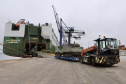 O Porto de Paranaguá recebeu nesta terça-feira (15) uma remessa de 30 tanques blindados, doados pelos Estados Unidos ao Exército Brasileiro. A operação especial foi organizada pela empresa Portos do Paraná, em conjunto com representantes do Comando da 5a Região Militar e da empresa Marcon Logística Portuária. Os veículos vieram de Galveston, Texas, para serem usados em treinamento, combate e defesa.

