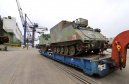 O Porto de Paranaguá recebeu nesta terça-feira (15) uma remessa de 30 tanques blindados, doados pelos Estados Unidos ao Exército Brasileiro. A operação especial foi organizada pela empresa Portos do Paraná, em conjunto com representantes do Comando da 5a Região Militar e da empresa Marcon Logística Portuária. Os veículos vieram de Galveston, Texas, para serem usados em treinamento, combate e defesa.
