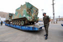 O Porto de Paranaguá recebeu nesta terça-feira (15) uma remessa de 30 tanques blindados, doados pelos Estados Unidos ao Exército Brasileiro. A operação especial foi organizada pela empresa Portos do Paraná, em conjunto com representantes do Comando da 5a Região Militar e da empresa Marcon Logística Portuária. Os veículos vieram de Galveston, Texas, para serem usados em treinamento, combate e defesa.
