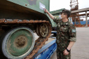 O Porto de Paranaguá recebeu nesta terça-feira (15) uma remessa de 30 tanques blindados, doados pelos Estados Unidos ao Exército Brasileiro. A operação especial foi organizada pela empresa Portos do Paraná, em conjunto com representantes do Comando da 5a Região Militar e da empresa Marcon Logística Portuária. Os veículos vieram de Galveston, Texas, para serem usados em treinamento, combate e defesa.
