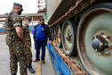 O Porto de Paranaguá recebeu nesta terça-feira (15) uma remessa de 30 tanques blindados, doados pelos Estados Unidos ao Exército Brasileiro. A operação especial foi organizada pela empresa Portos do Paraná, em conjunto com representantes do Comando da 5a Região Militar e da empresa Marcon Logística Portuária. Os veículos vieram de Galveston, Texas, para serem usados em treinamento, combate e defesa.
