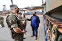 O Porto de Paranaguá recebeu nesta terça-feira (15) uma remessa de 30 tanques blindados, doados pelos Estados Unidos ao Exército Brasileiro. A operação especial foi organizada pela empresa Portos do Paraná, em conjunto com representantes do Comando da 5a Região Militar e da empresa Marcon Logística Portuária. Os veículos vieram de Galveston, Texas, para serem usados em treinamento, combate e defesa.
