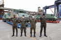 O Porto de Paranaguá recebeu nesta terça-feira (15) uma remessa de 30 tanques blindados, doados pelos Estados Unidos ao Exército Brasileiro. A operação especial foi organizada pela empresa Portos do Paraná, em conjunto com representantes do Comando da 5a Região Militar e da empresa Marcon Logística Portuária. Os veículos vieram de Galveston, Texas, para serem usados em treinamento, combate e defesa.
