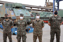 O Porto de Paranaguá recebeu nesta terça-feira (15) uma remessa de 30 tanques blindados, doados pelos Estados Unidos ao Exército Brasileiro. A operação especial foi organizada pela empresa Portos do Paraná, em conjunto com representantes do Comando da 5a Região Militar e da empresa Marcon Logística Portuária. Os veículos vieram de Galveston, Texas, para serem usados em treinamento, combate e defesa.
