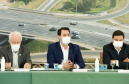 O governador Carlos Massa Ratinho Junior anunciou nesta quarta-feira (16) um programa de obras de infraestrutura que soma R$ 4 bilhões. Os projetos envolvem melhorias e modernização de rodovias, estradas rurais em todas as regiões do Paraná, além de um grande investimento no Litoral do Estado e na segurança pública.