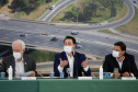 O governador Carlos Massa Ratinho Junior anunciou nesta quarta-feira (16) um programa de obras de infraestrutura que soma R$ 4 bilhões. Os projetos envolvem melhorias e modernização de rodovias, estradas rurais em todas as regiões do Paraná, além de um grande investimento no Litoral do Estado e na segurança pública.Foto Gilson Abreu/AEN