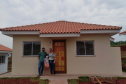 Famílias de Ampére recebem chaves da casa própria. Foto: Cohapar