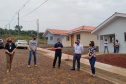Famílias de Ampére recebem chaves da casa própria. Foto: Cohapar