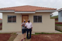 Famílias de Ampére recebem chaves da casa própria. Foto: Cohapar
