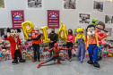 Nesta segunda-feira, 21, a Celepar fez a entrega dos brinquedos, para a Defesa Civil e para a Superintendência de Ação Solidária, arrecadados para a campanha Paraná Piá, foram mais de 1.200 doações feitas pelos colaboradores da companhia durante a semana em que o padrinho foi o presidente, Leandro Moura. A campanha continua até o dia 4 de outubro e quem quiser doar pode deixar os brinquedos em uma caixa de coleta na recepção da Celepar.
Foto: Valdelino Pontes