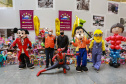 Nesta segunda-feira, 21, a Celepar fez a entrega dos brinquedos, para a Defesa Civil e para a Superintendência de Ação Solidária, arrecadados para a campanha Paraná Piá, foram mais de 1.200 doações feitas pelos colaboradores da companhia durante a semana em que o padrinho foi o presidente, Leandro Moura. A campanha continua até o dia 4 de outubro e quem quiser doar pode deixar os brinquedos em uma caixa de coleta na recepção da Celepar.
Foto: Valdelino Pontes