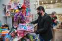 Nesta segunda-feira, 21, a Celepar fez a entrega dos brinquedos, para a Defesa Civil e para a Superintendência de Ação Solidária, arrecadados para a campanha Paraná Piá, foram mais de 1.200 doações feitas pelos colaboradores da companhia durante a semana em que o padrinho foi o presidente, Leandro Moura. A campanha continua até o dia 4 de outubro e quem quiser doar pode deixar os brinquedos em uma caixa de coleta na recepção da Celepar.
Foto: Valdelino Pontes