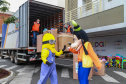 Nesta segunda-feira, 21, a Celepar fez a entrega dos brinquedos, para a Defesa Civil e para a Superintendência de Ação Solidária, arrecadados para a campanha Paraná Piá, foram mais de 1.200 doações feitas pelos colaboradores da companhia durante a semana em que o padrinho foi o presidente, Leandro Moura. A campanha continua até o dia 4 de outubro e quem quiser doar pode deixar os brinquedos em uma caixa de coleta na recepção da Celepar.
Foto: Valdelino Pontes